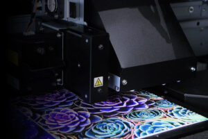 La stampa UV in azione: inchiostro, effetto 3D e asciugatura